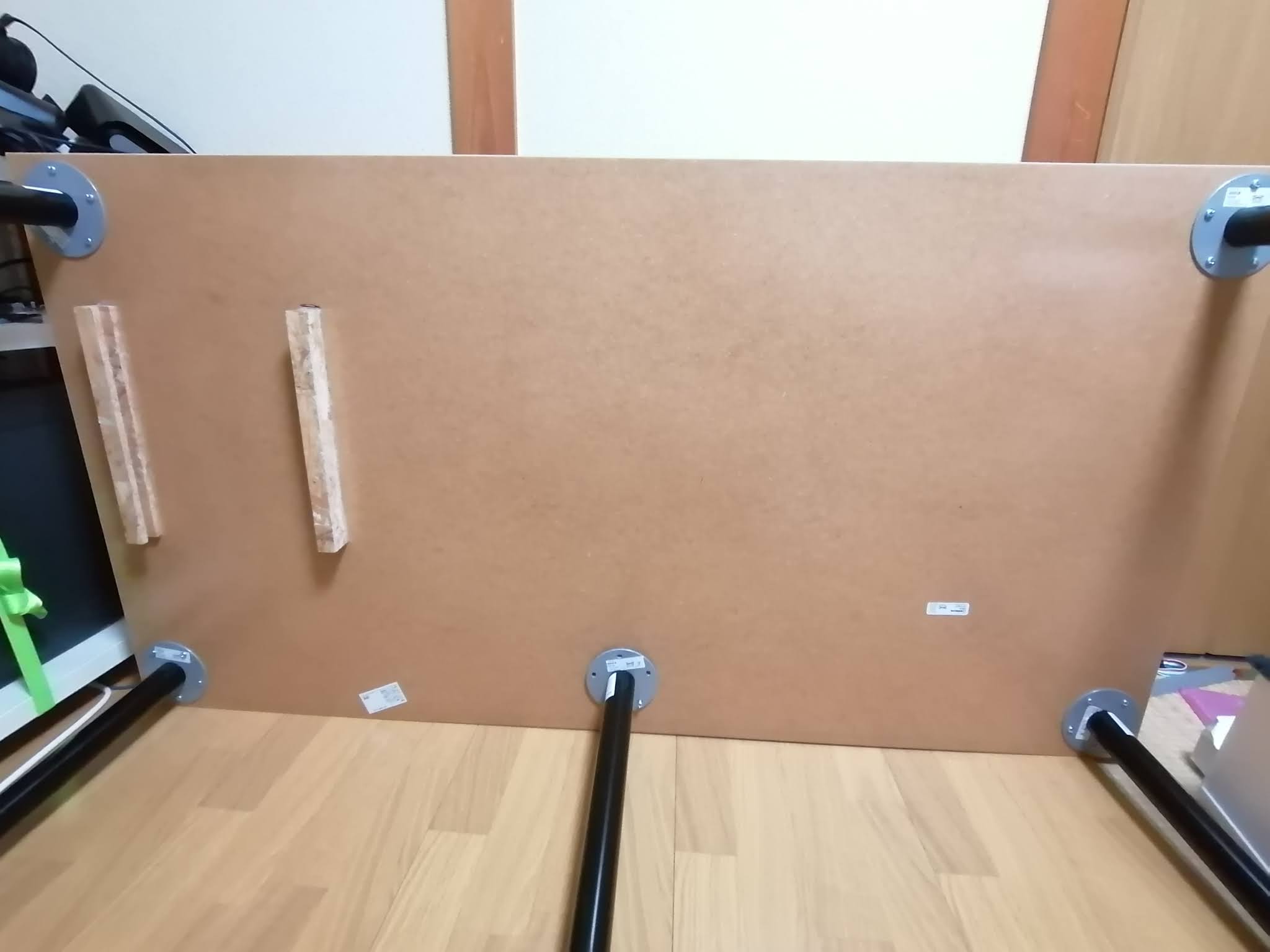 FlexiSpot+IKEAの机天板でスタンディングデスクを作りました。